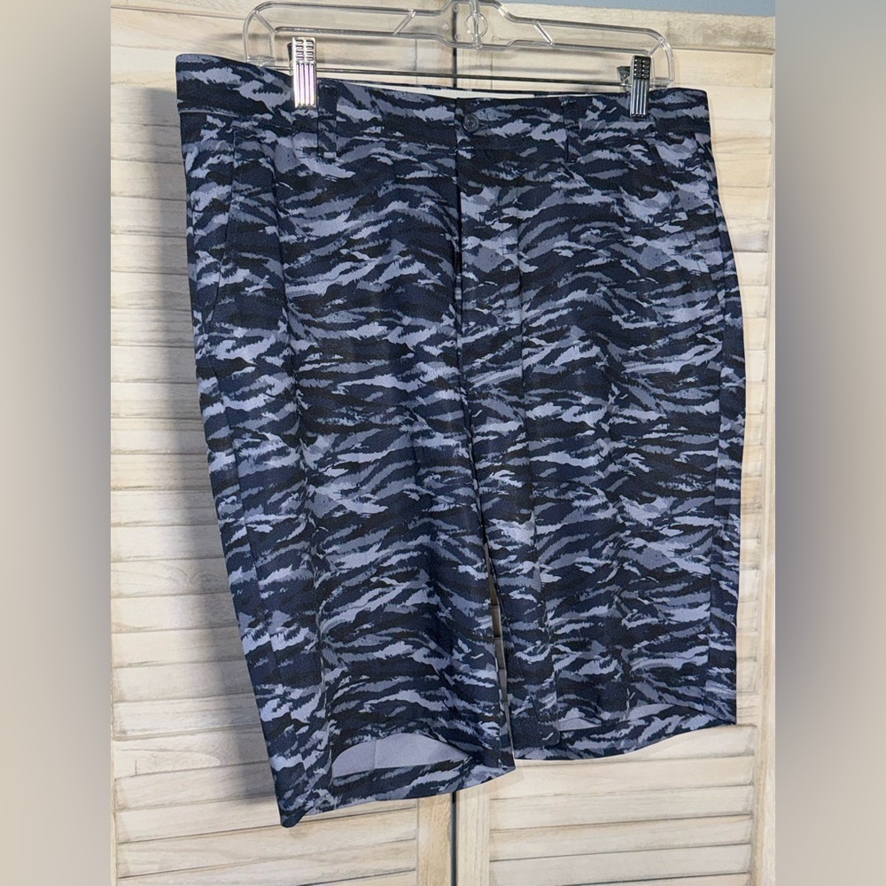 ⛳️NWOT Greg Norman ML75 Microlux Golf Shorts Green Camo Size 34